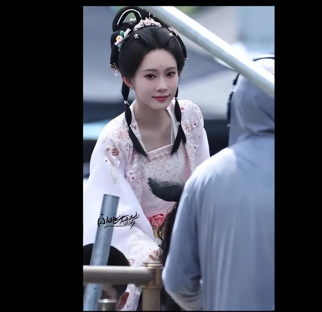 孟子义粉色古装亮相发间簪花美艳无比！